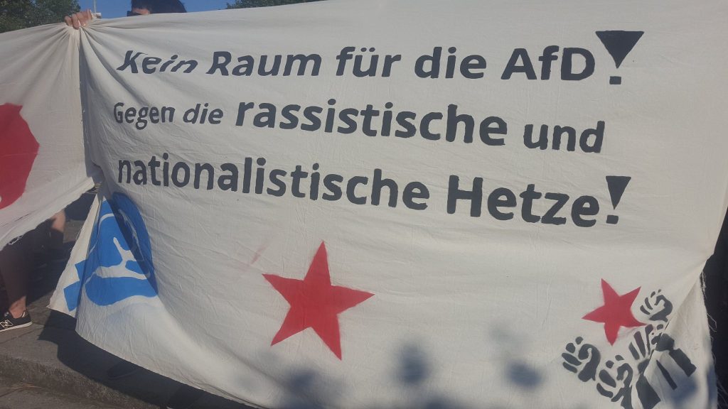 Transparent mit Aufschrift: Kein Raum für die AfD! Gegen rassistische und nationalistische Hetze!