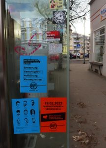 Mehrere Plakate. 1 - Nazis am 19.2. blockieren 2 - Gedenken an Opfer von Hanau