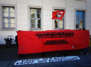 Foto einer Kundgebung vorm Amtsgericht Braunschweig